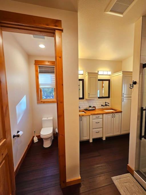 Beautiful Riverfront Near Mt Bachelor With Hot Tub Bend Exterior foto
