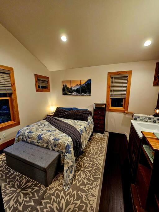 Beautiful Riverfront Near Mt Bachelor With Hot Tub Bend Exterior foto